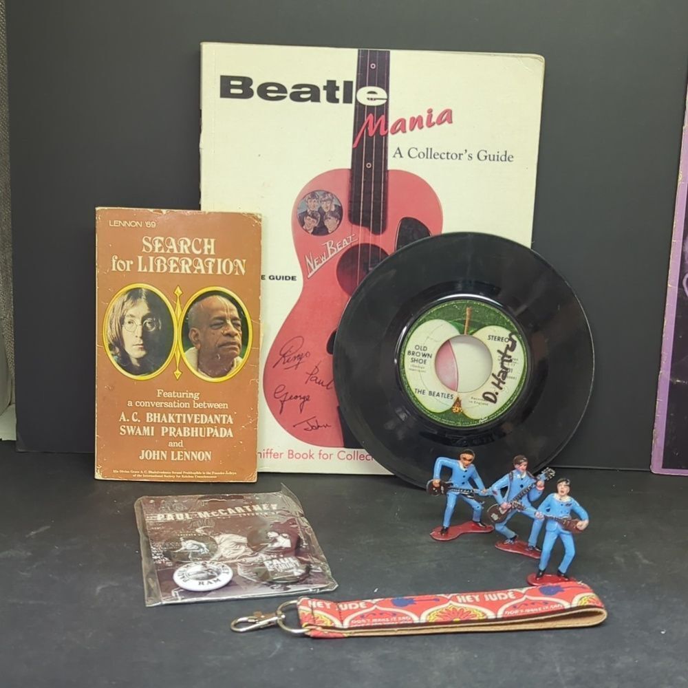 Beatlemania, Collector's Guide & guide 575+ color photos, key fob, pins‎ Beatles